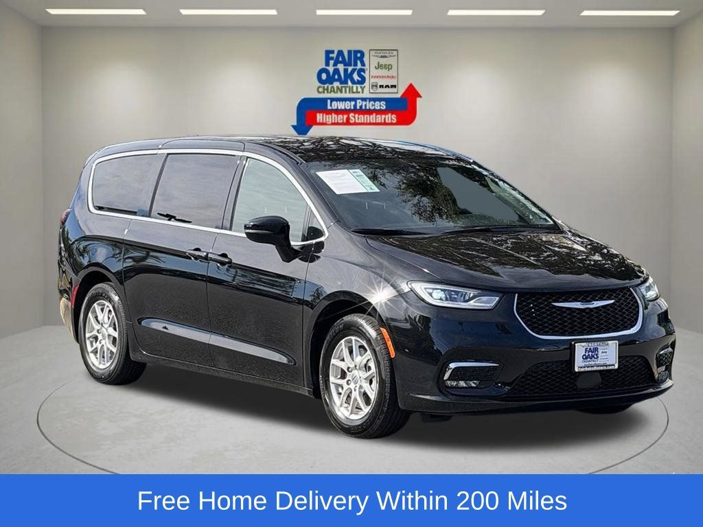Used 2025 Chrysler Pacifica Select FWD image 1