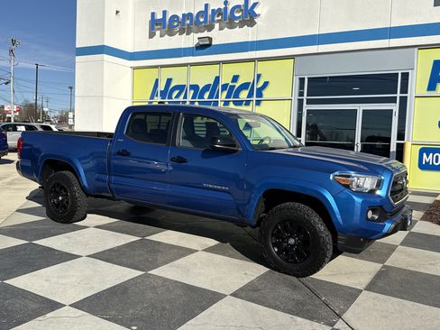 Used 2017 Toyota Tacoma SR5 w/ Tow Package image 2