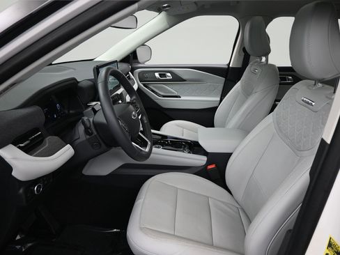 Used 2025 Ford Explorer Platinum w/ Ultimate Package AWD/4WD image 9