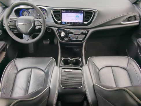Used 2025 Chrysler Pacifica Limited FWD image 50