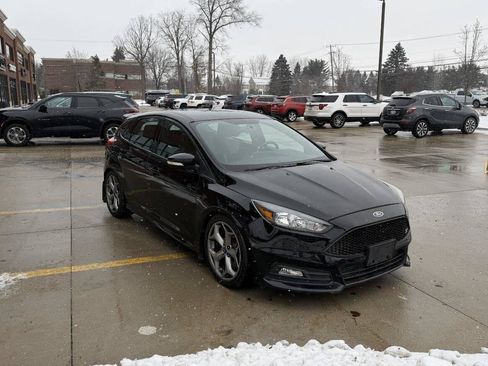 Used 2017 Ford Focus ST image 4