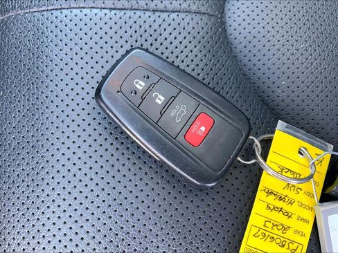 Used 2023 Toyota Highlander Platinum image 15