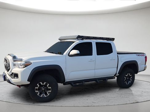 Used 2018 Toyota Tacoma TRD Off-Road AWD/4WD image 12