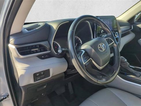 Used 2023 Toyota Highlander XLE FWD image 13