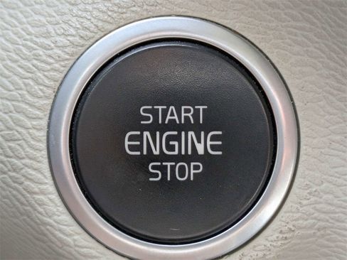 Used 2021 Volvo XC40 T5 Momentum w/ Protection Package Premier image 30