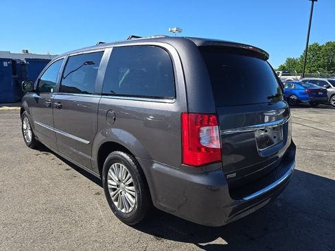 Used 2016 Chrysler Town & Country Touring FWD image 5