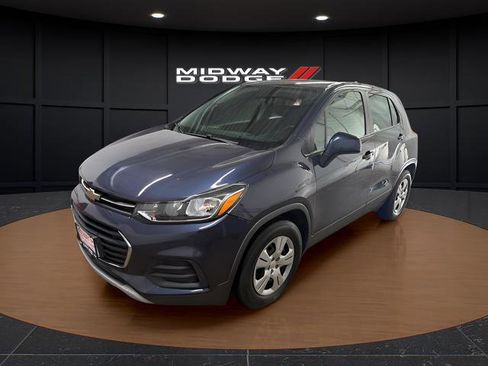 Used 2018 Chevrolet Trax LS FWD image 2