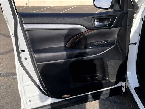 Used 2018 Toyota Highlander XLE AWD/4WD image 24