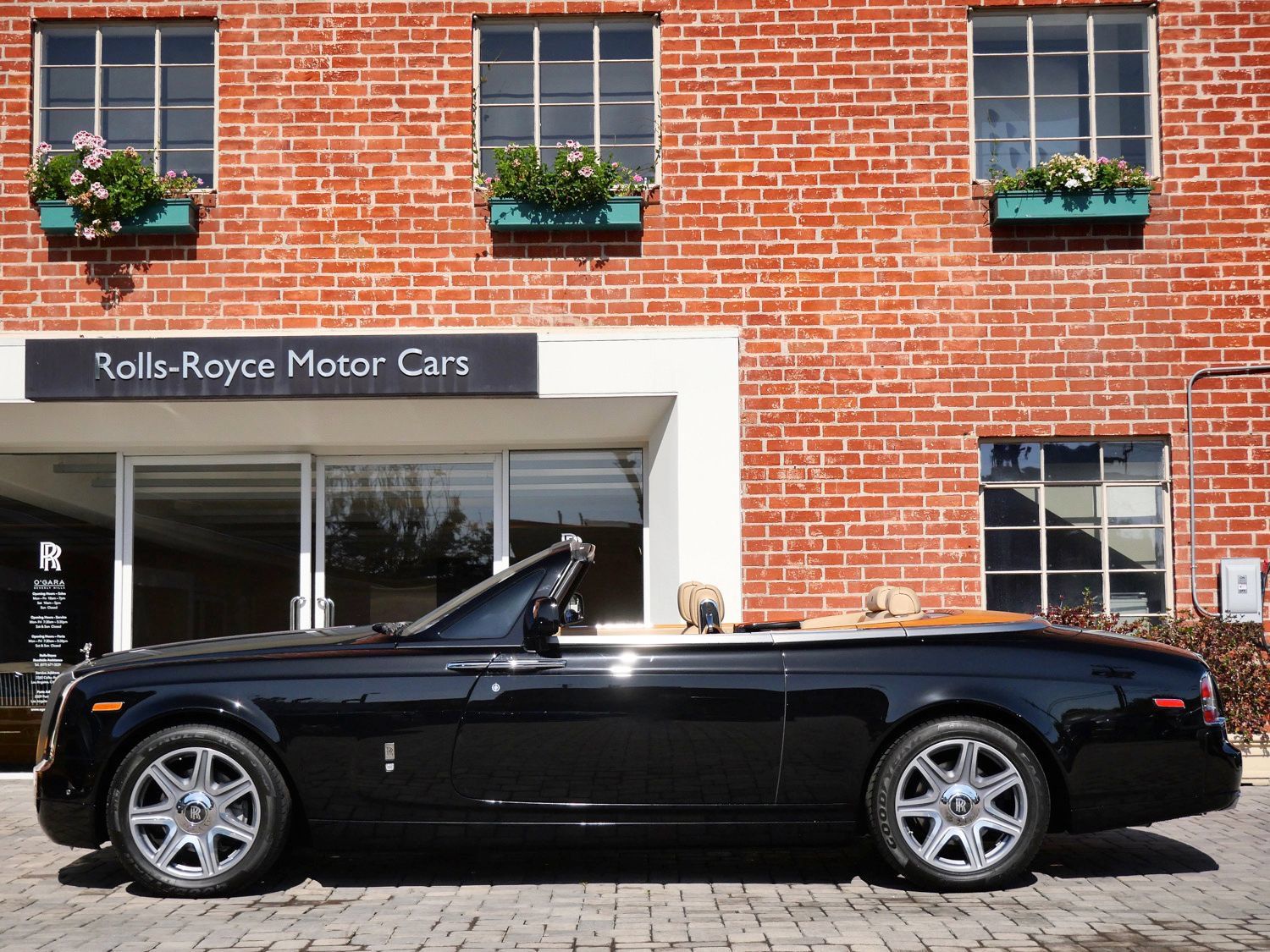 Certified 2013 Rolls-Royce Phantom Drophead Coupe RWD image 3