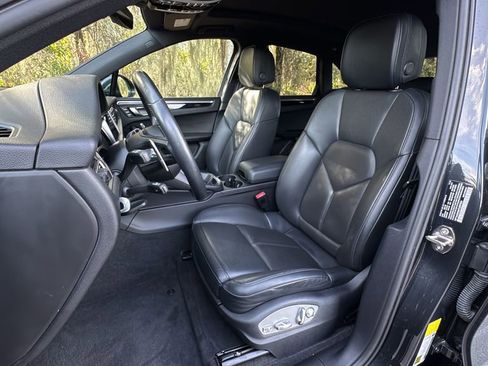 Certified 2023 Porsche Macan image 5