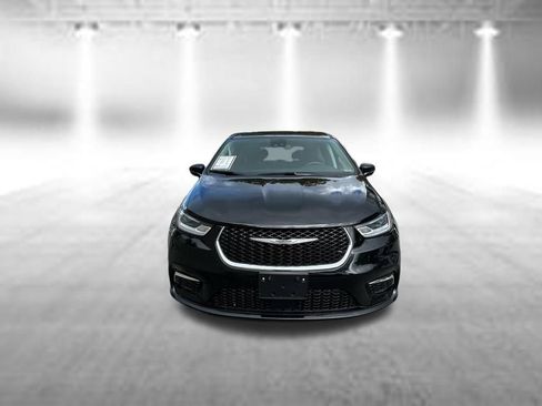 Used 2024 Chrysler Pacifica Touring-L FWD image 2