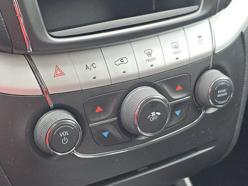 Used 2020 Dodge Journey SE w/ SE Popular Equipment Group image 9