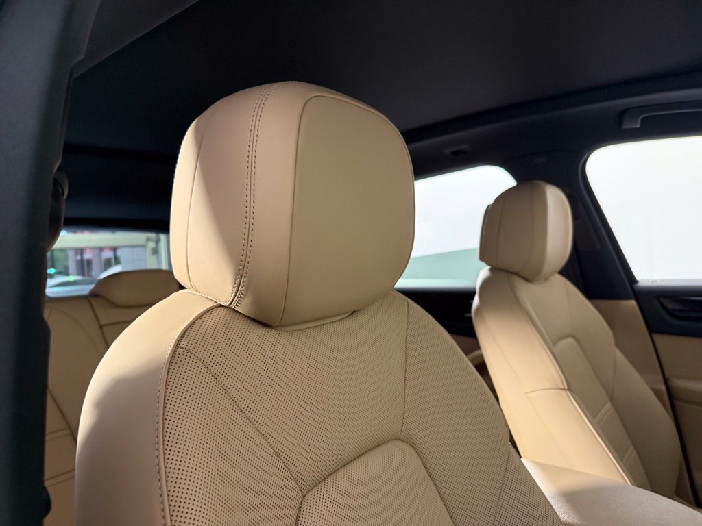 Certified 2023 Porsche Cayenne AWD/4WD image 18