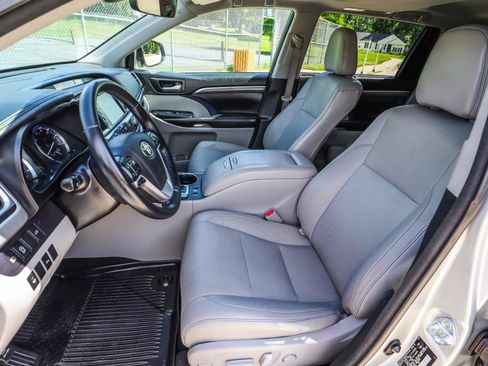 Used 2017 Toyota Highlander Limited AWD/4WD image 40