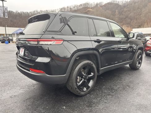 Used 2023 Jeep Grand Cherokee Limited w/ Luxury Tech Group II image 4