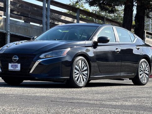 Used 2024 Nissan Altima 2.5 SV FWD image 10