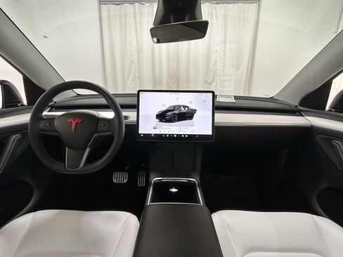 Used 2024 Tesla Model Y Performance image 10