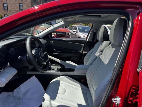 Used 2025 Hyundai Elantra Limited w/ Cargo Package FWD image 17