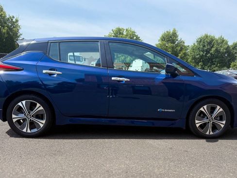 Used 2018 Nissan Leaf SV w/ SV Technology Package FWD image 4