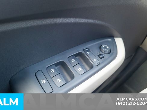 Used 2025 Hyundai Venue Limited image 29