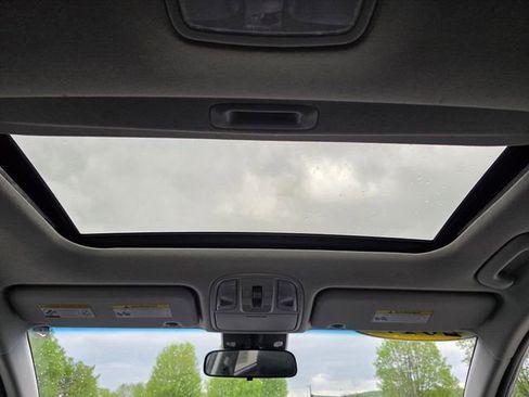 Used 2017 Kia Niro EX FWD image 23