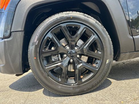 Used 2017 Jeep Renegade Altitude FWD image 12