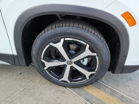 New 2026 Volkswagen Tiguan SE FWD image 9