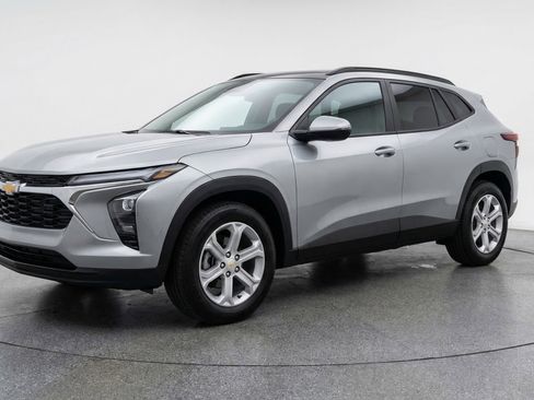 Used 2025 Chevrolet Blazer LT FWD image 3