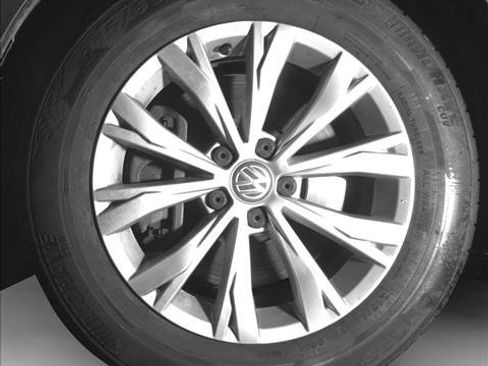 Used 2018 Volkswagen Tiguan S image 14