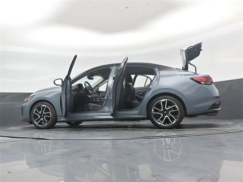 Used 2025 Nissan Sentra SR w/ SR Premium Package image 53