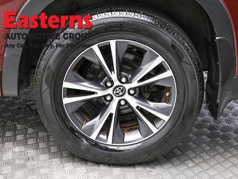 Used 2018 Toyota Highlander Plus AWD/4WD image 8