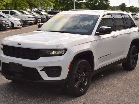 Used 2023 Jeep Grand Cherokee Altitude AWD/4WD image 4