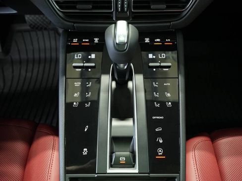 Certified 2025 Porsche Macan AWD/4WD image 23