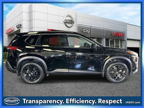 Used 2023 Nissan Rogue SV w/ SV Premium B Package image 5
