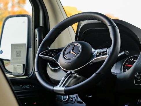 Used 2025 Mercedes-Benz Sprinter 3500 image 44