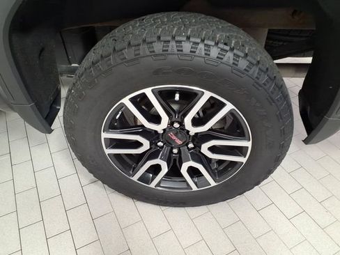 Used 2024 GMC Sierra 1500 AT4 w/ Technology Package AWD/4WD image 8