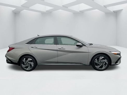 Certified 2025 Hyundai Elantra SEL image 4