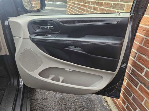 Used 2015 Chrysler Town & Country Touring-L w/ Driver Convenience Group image 11