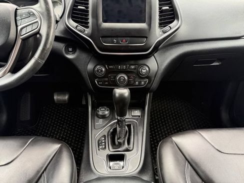 Used 2019 Jeep Cherokee Latitude Plus w/ Cold Weather Group AWD/4WD image 11