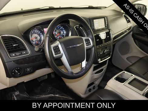 Used 2014 Chrysler Town & Country Touring FWD image 19