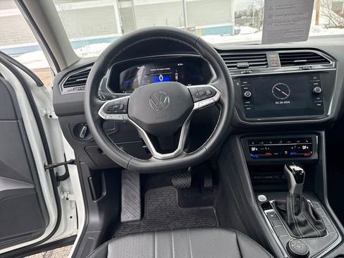 Certified 2024 Volkswagen Tiguan SE image 17