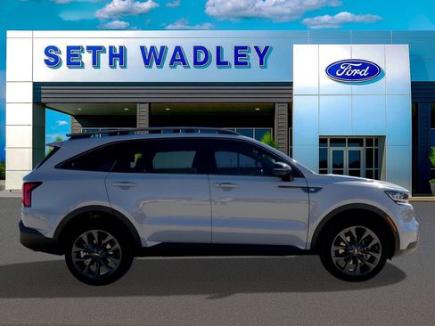 Used 2023 Kia Sorento SX Prestige image 2