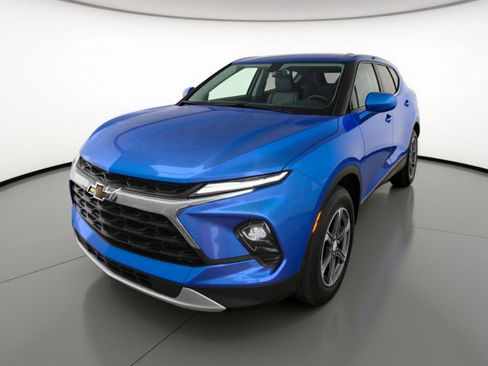Used 2025 Chevrolet Blazer LT image 3
