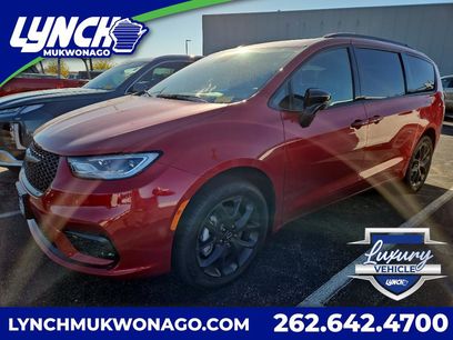 Used 2026 Chrysler Pacifica Limited w/ Uconnect Theater Family Group