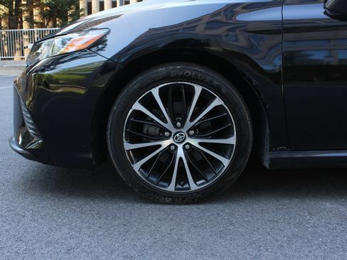 Used 2018 Toyota Camry SE w/ Moonroof Package FWD image 11