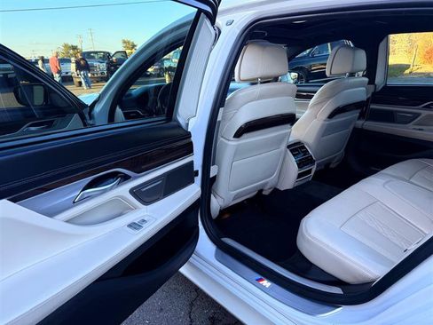 Used 2018 BMW 750i image 29
