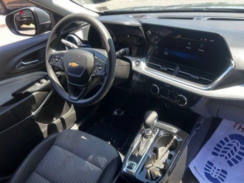 Used 2025 Chevrolet Trax LT FWD image 18