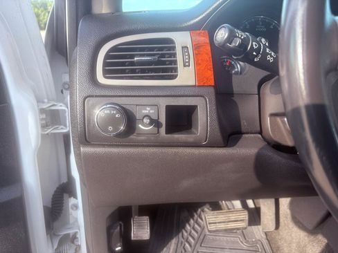 Used 2013 Chevrolet Suburban LS RWD image 18