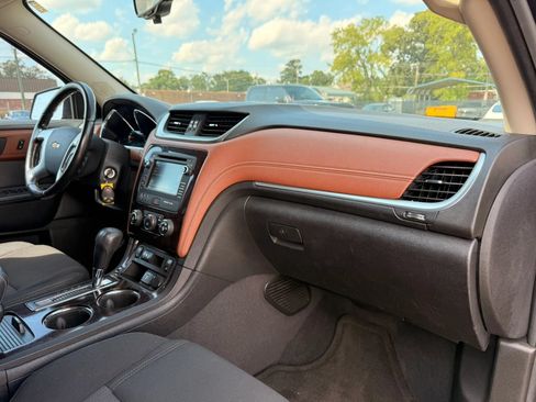 Used 2017 Chevrolet Traverse LT w/ Style and Technology Package FWD image 26