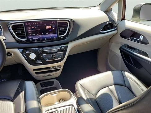 Used 2023 Chrysler Pacifica Touring-L FWD image 17
